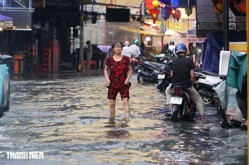 Mưa lớn ở TP.HCM: Phố Tây Bùi Viện ngập lênh láng - Ảnh 5.