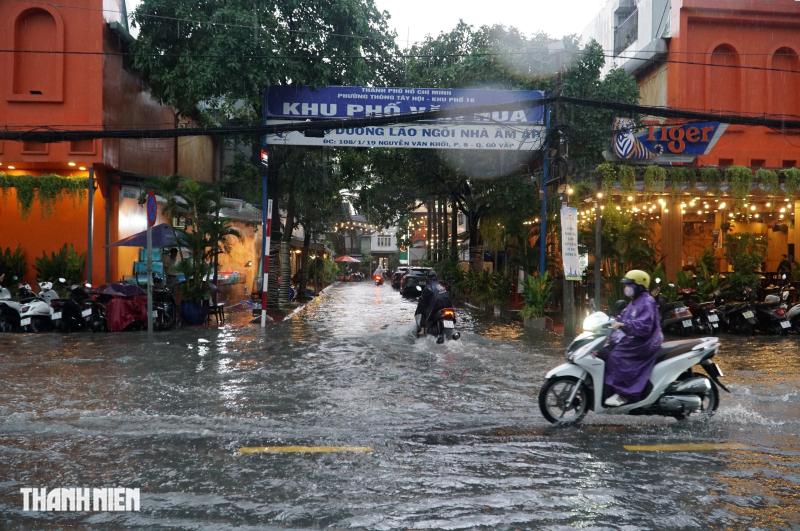 Mưa lớn ở TP.HCM: Nhiều tuyến đường lại ngập sâu, người dân chật vật dắt bộ xe- Ảnh 6.