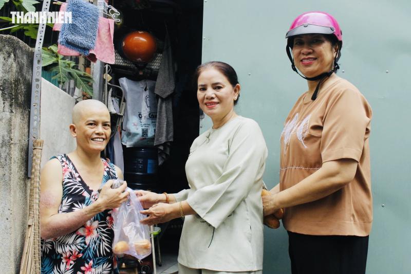 Từ 4 giờ đã chờ bữa sáng 0 đồng ở TP.HCM: ‘Mừng lắm, đỡ phải nhịn đói’ - Ảnh 6.