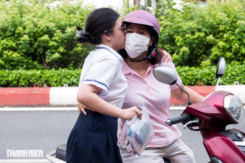 Phụ huynh TP.HCM 'đội nắng', 'hứng mưa', chờ đón con thi lớp 10 đến tối - Ảnh 7.