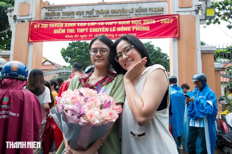 Phụ huynh TP.HCM 'đội nắng', 'hứng mưa', chờ đón con thi lớp 10 đến tối - Ảnh 14.