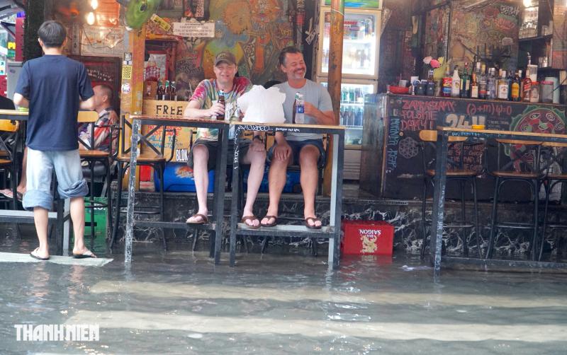 Mưa lớn ở TP.HCM: Phố Tây Bùi Viện ngập lênh láng - Ảnh 8.