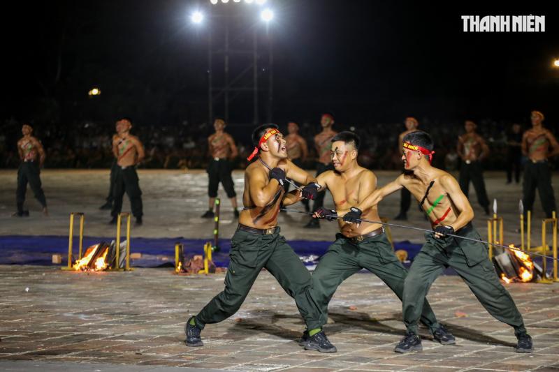 Mãn nhãn màn biểu diễn của cảnh sát đặc nhiệm, kỵ binh... tại Đại nội Huế- Ảnh 10.