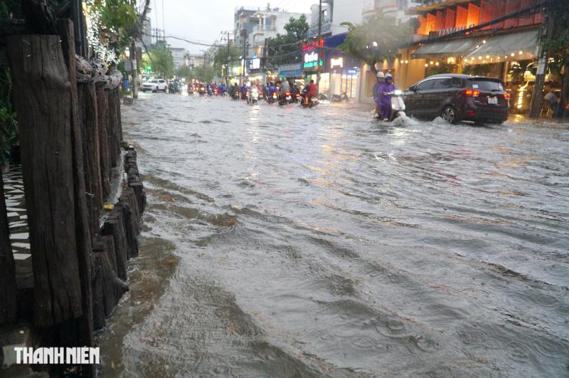 Mưa lớn ở TP.HCM: Nhiều tuyến đường lại ngập sâu, người dân chật vật dắt bộ xe- Ảnh 3.