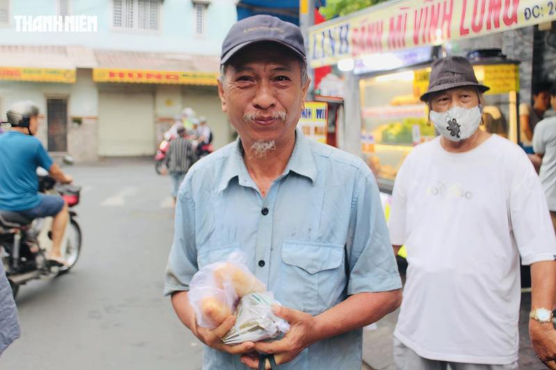 Từ 4 giờ đã chờ bữa sáng 0 đồng ở TP.HCM: ‘Mừng lắm, đỡ phải nhịn đói’ - Ảnh 4.
