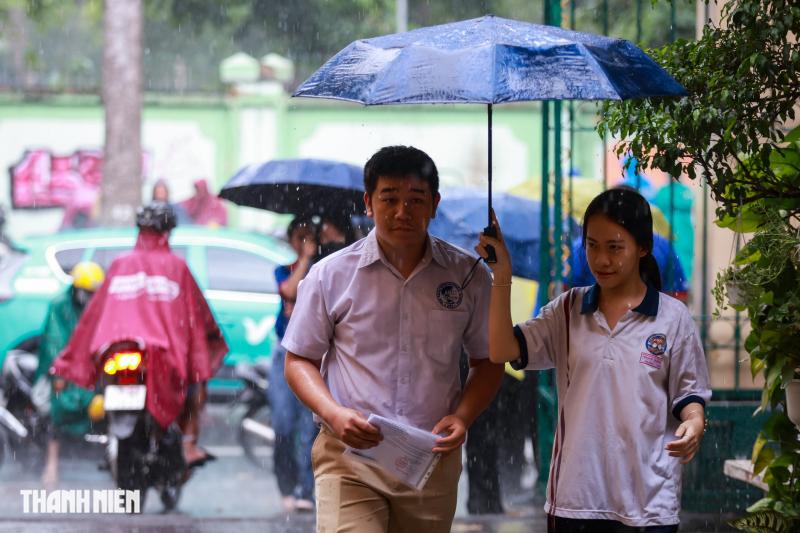 Dù trời mưa, thí sinh TP.HCM vẫn rạng rỡ trước kỳ thi tốt nghiệp THPT - Ảnh 2.