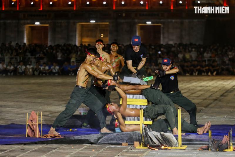 Mãn nhãn màn biểu diễn của cảnh sát đặc nhiệm, kỵ binh... tại Đại nội Huế- Ảnh 11.