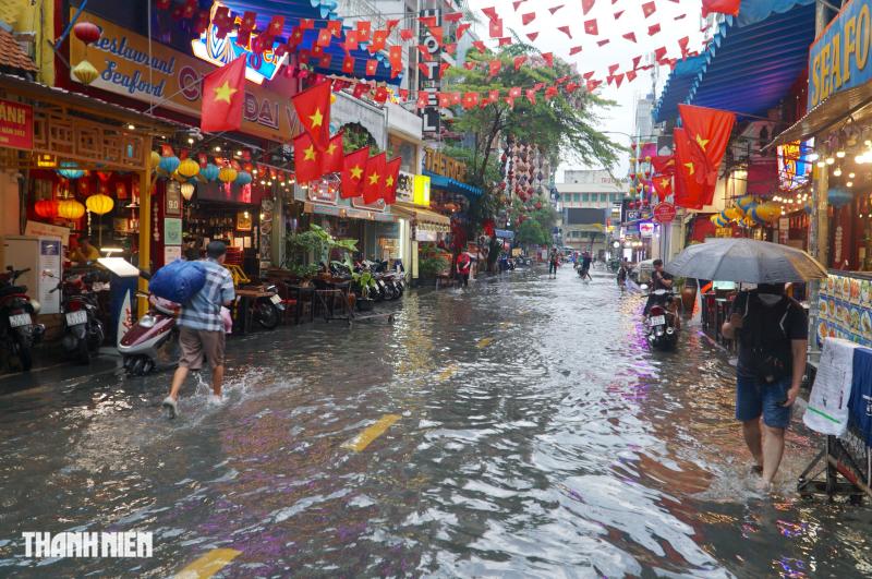 Mưa lớn ở TP.HCM: Phố Tây Bùi Viện ngập lênh láng - Ảnh 1.