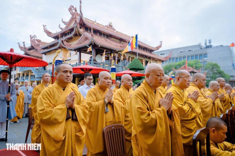 Tưởng niệm 63 năm Bồ tát Thích Quảng Đức tại tháp tôn trí xá lợi trái tim - Ảnh 8.
