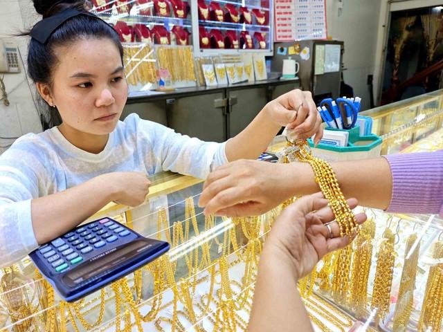 Giá vàng giảm không phanh, bắt đáy cũng lỗ nặng- Ảnh 1.