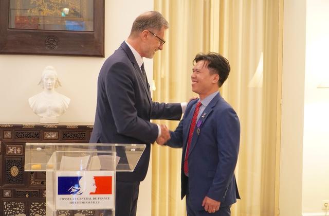 Giáo sư Đỗ Văn Đại được trao Huân chương Cành cọ Hàn lâm của Pháp- Ảnh 1.