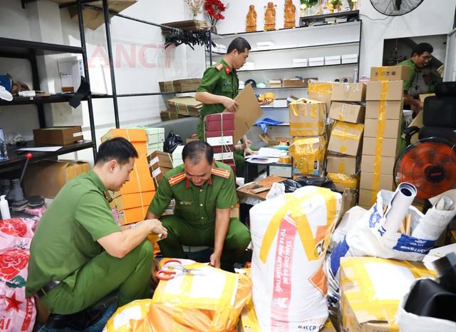 Cần Thơ: Thu giữ hơn 4.000 sản phẩm thời trang là hàng giả nhãn hiệu nổi tiếng- Ảnh 1.