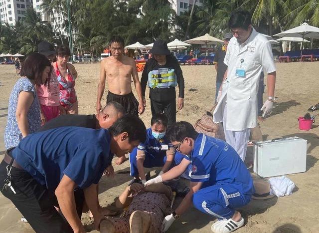 Cứu sống cụ bà 84 tuổi ngưng tim, ngưng thở khi tắm biển ở Nha Trang- Ảnh 2.