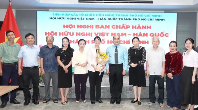 TP.HCM bầu 5 chủ tịch hội hữu nghị - Ảnh 1.