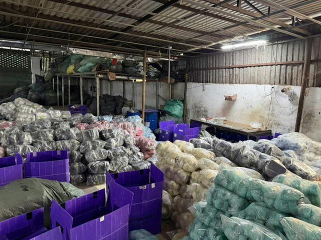 Công an TP.HCM triệt phá xưởng sản xuất hơn 23.000 đôi dép 'hàng hiệu' giả - Ảnh 2.