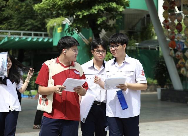 Chuyên gia tiếng Anh: Đề thi môn tiếng Anh 'khó xỉu', ít điểm 8, 9 - Ảnh 1.