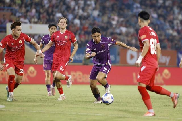Ba đội cuối bảng cùng 21 điểm trước vòng chốt hạ V-League: Gay cấn đỉnh điểm!
- Ảnh 1.