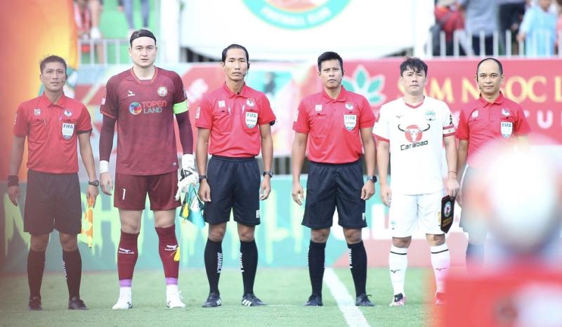 Bắc Ninh đề nghị thuê trọng tài ngoại bắt trận play-off, nào ngờ VFF đã chủ động mời 2 trọng tài Singapore- Ảnh 1.