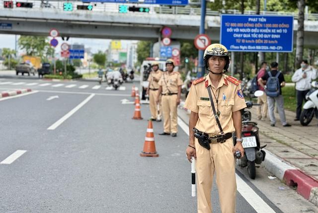 Quay đầu khi đèn rẽ trái màu đỏ có bị phạt? Cục CSGT lên tiếng - Ảnh 3.