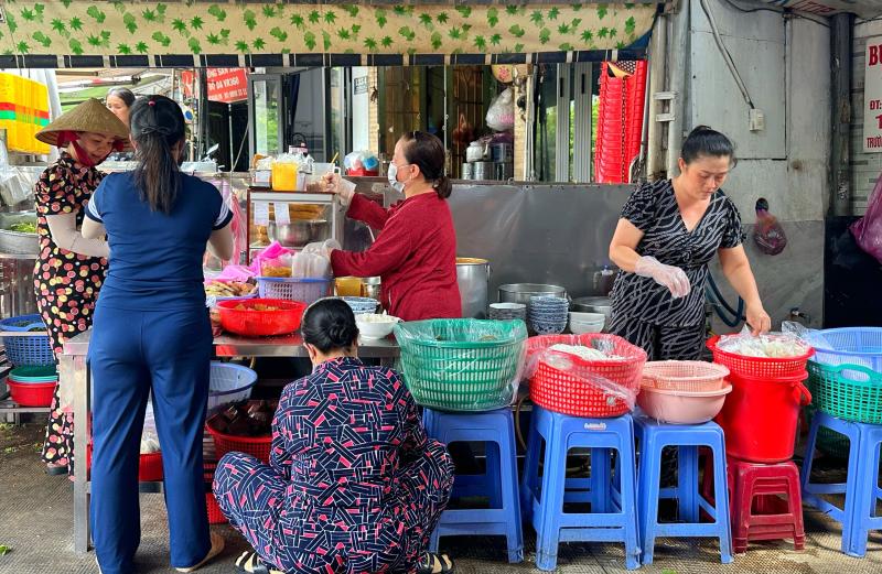 Quán bún riêu 'độc nhất' TP.HCM được Michelin gọi tên, khách ùn ùn tới ăn kín bàn - Ảnh 4.