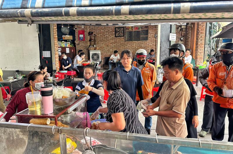 Quán bún riêu 'độc nhất' TP.HCM được Michelin gọi tên, khách ùn ùn tới ăn kín bàn - Ảnh 1.