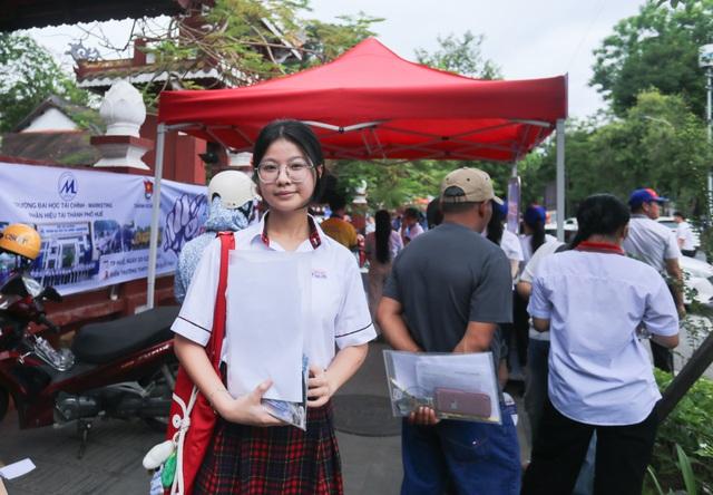 Thí sinh trường chuyên ở Huế đánh giá đề văn vừa sức, có tính phân hóa  - Ảnh 2.