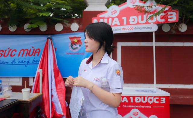 Thí sinh trường chuyên ở Huế đánh giá đề văn vừa sức, có tính phân hóa  - Ảnh 1.