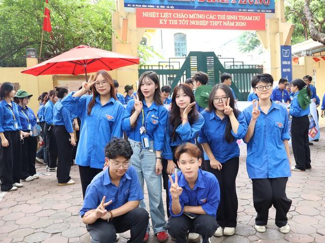 Sinh viên tình nguyện tiếp sức mùa thi: Từ người nhận đến người trao- Ảnh 1.