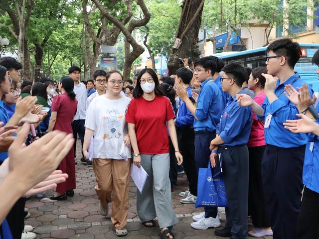 Không chỉ tiếp sức thí sinh, tình nguyện viên còn làm điều đặc biệt ngoài cổng trường- Ảnh 5.