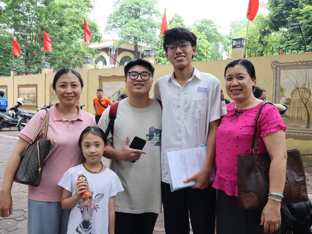 Không chỉ tiếp sức thí sinh, tình nguyện viên còn làm điều đặc biệt ngoài cổng trường- Ảnh 3.