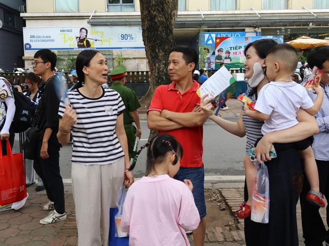 Không chỉ tiếp sức thí sinh, tình nguyện viên còn làm điều đặc biệt ngoài cổng trường- Ảnh 1.