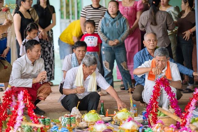 Con gái khoe đám cưới ba với mẹ kế người Khmer, mua trang sức chúc mừng - Ảnh 6.