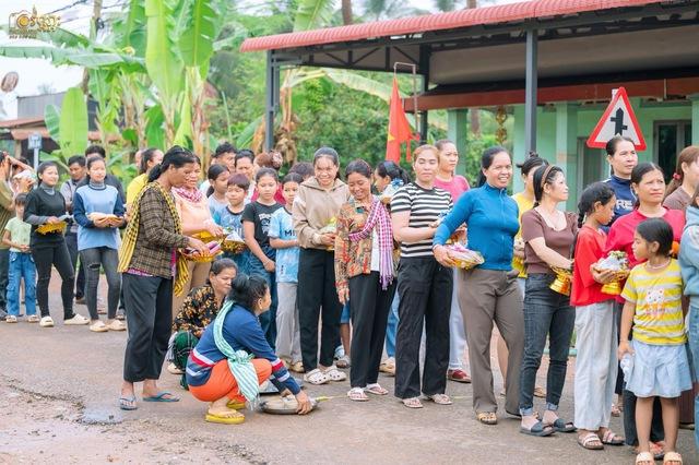 Con gái khoe đám cưới ba với mẹ kế người Khmer, mua trang sức chúc mừng - Ảnh 7.