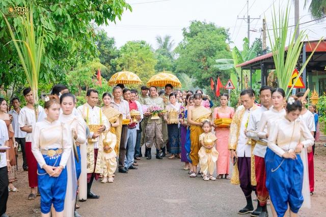 Con gái khoe đám cưới ba với mẹ kế người Khmer, mua trang sức chúc mừng - Ảnh 1.