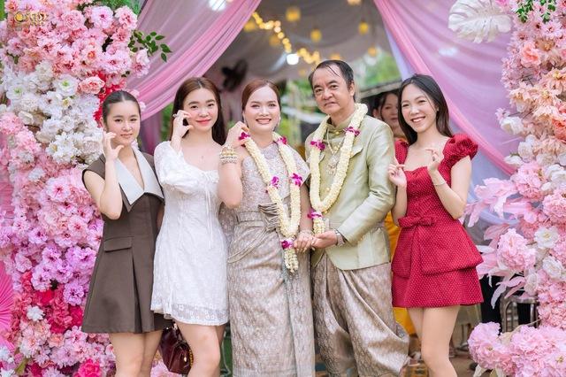 Con gái khoe đám cưới ba với mẹ kế người Khmer, mua trang sức chúc mừng - Ảnh 4.