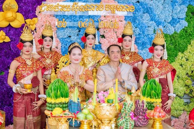 Con gái khoe đám cưới ba với mẹ kế người Khmer, mua trang sức chúc mừng - Ảnh 2.