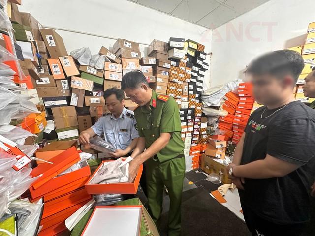 Cần Thơ: Thu giữ hơn 4.000 sản phẩm thời trang là hàng giả nhãn hiệu nổi tiếng- Ảnh 2.