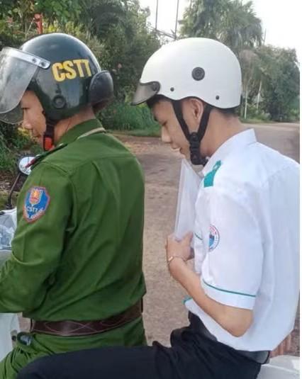 CSGT Lâm Đồng dùng xe đặc chủng đưa thí sinh về lấy giấy tờ, kịp dự thi.- Ảnh 3.