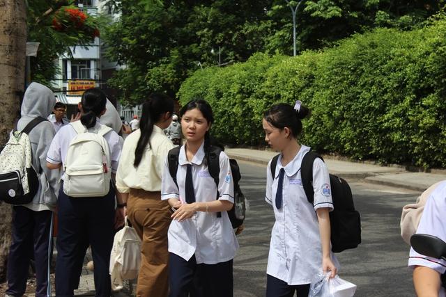 Thí sinh TP.HCM bất ngờ, 'đề văn tốt nghiệp lệch tủ, lệch méo xẹo' - Ảnh 1.