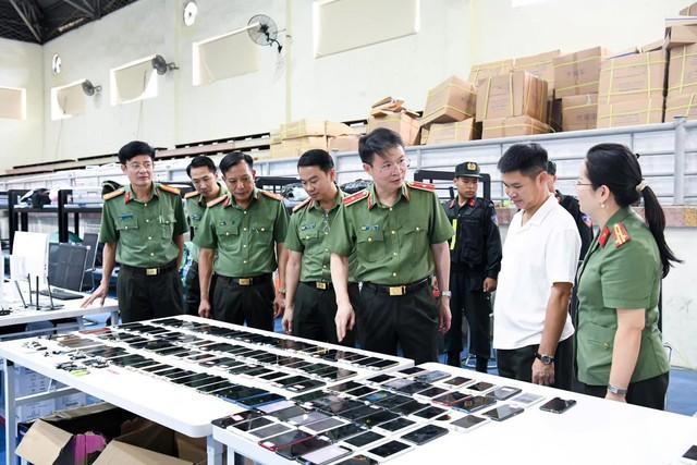 Công an triệt phá nhóm lừa đảo từ Campuchia sang Việt Nam lập 'đại bản doanh' - Ảnh 2.