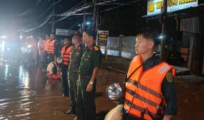 Đồng Nai: Kịp thời giải cứu 3 người dân bị nước cuốn trôi - Ảnh 4.