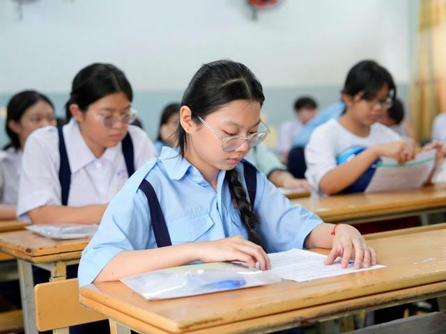 Điểm thi lớp 10 TP.HCM: Môn văn phân loại rõ rệt - Ảnh 1.