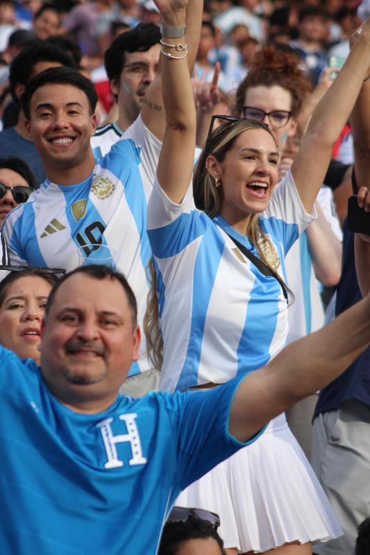 Người Việt ngắm thủ lĩnh nhà đương kim vô địch World Cup Lionel Messi  - Ảnh 5.