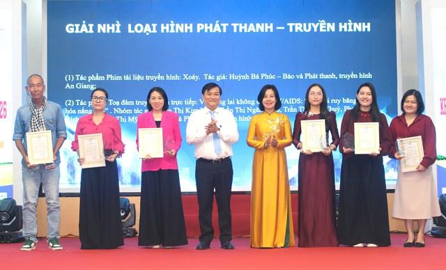 Trao Giải báo chí Nam bộ lần thứ I, vinh danh 22 tác phẩm xuất sắc- Ảnh 3. Trao Giải báo chí Nam bộ lần thứ I, vinh danh 22 tác phẩm xuất sắc- Ảnh 3.