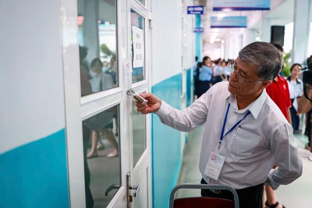 151.269 thí sinh TP.HCM bắt đầu thi lớp 10: Giám đốc Sở GD-ĐT nói về đề thi - Ảnh 5.