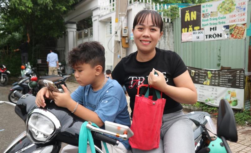 Kỳ thi lớp 10, nhà cách trường 10 phút vẫn đưa con đi từ 5 giờ sáng - Ảnh 1.