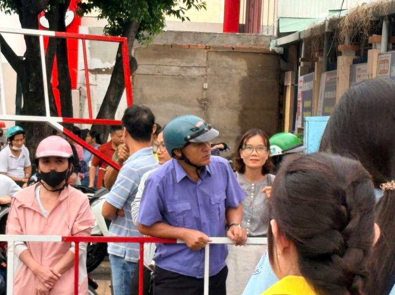 Kỳ thi lớp 10, nhà cách trường 10 phút vẫn đưa con đi từ 5 giờ sáng - Ảnh 4.