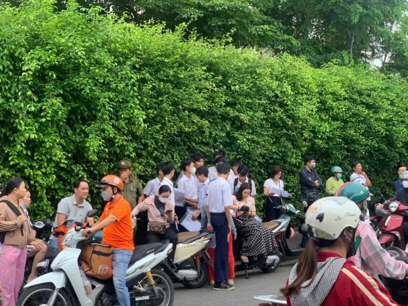 Kỳ thi lớp 10, nhà cách trường 10 phút vẫn đưa con đi từ 5 giờ sáng - Ảnh 7.