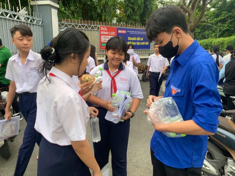 Không phải thí sinh vẫn tự đến điểm thi lớp 10 vì điều này... - Ảnh 4.