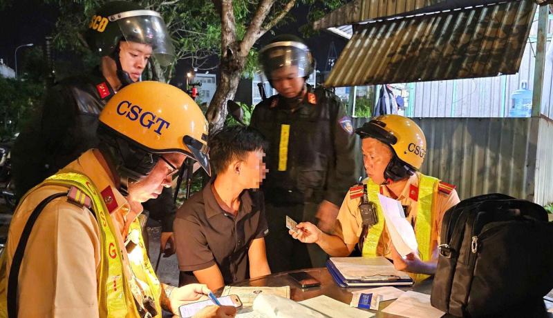 Cao điểm 45 ngày đêm trấn áp tội phạm: CSGT xuyên đêm làm sạch địa bàn- Ảnh 1.